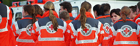 viele-Rotkreuzlerinnen_Rueckenansicht