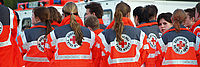 viele-Rotkreuzlerinnen_Rueckenansicht