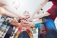 Hände treffen sich in der Mitte