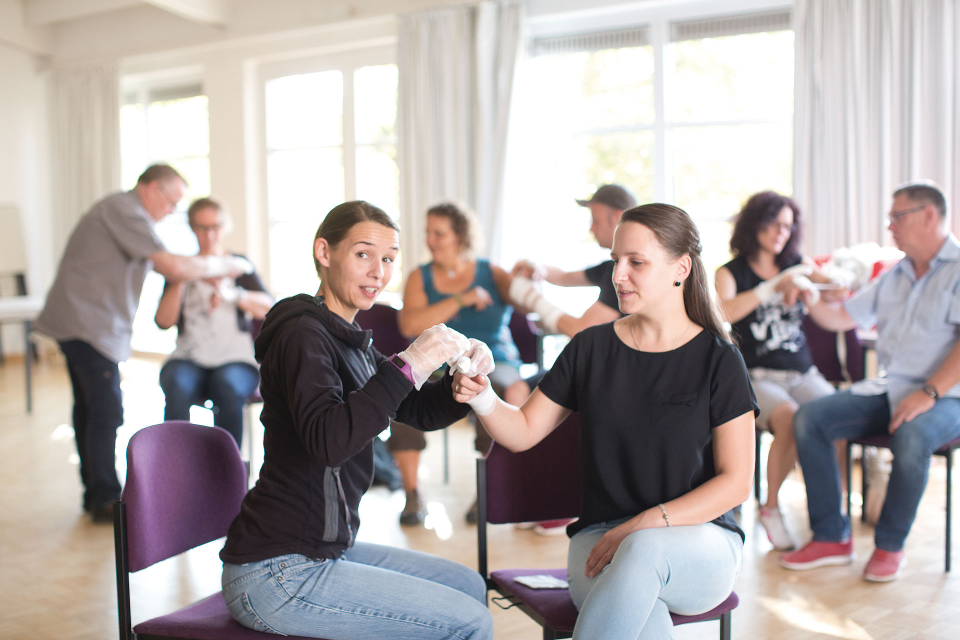 Menschen üben in einem Kurs Erste Hilfe