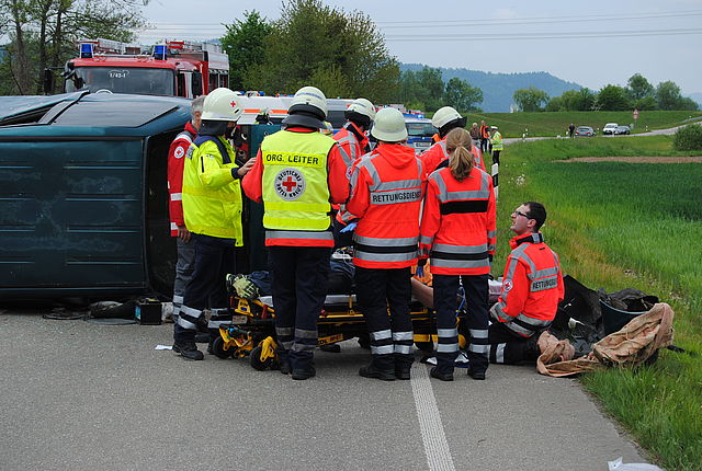 Rettungskräfte bei einem Einsatz