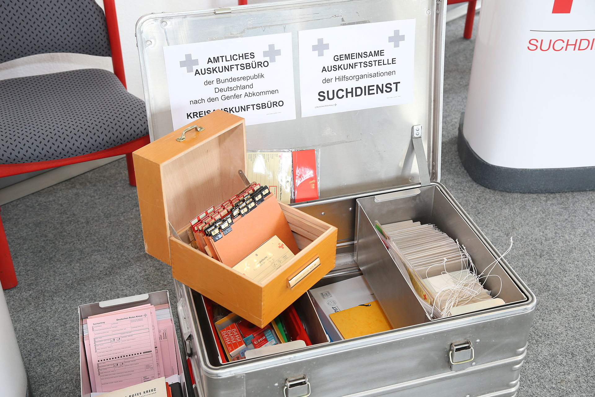 Präsentation eines Koffers mit Arbeitsmaterialien des Suchdienstes, wie er in allen Kreisauskunftsbüros des Suchdienstes zu finden ist.