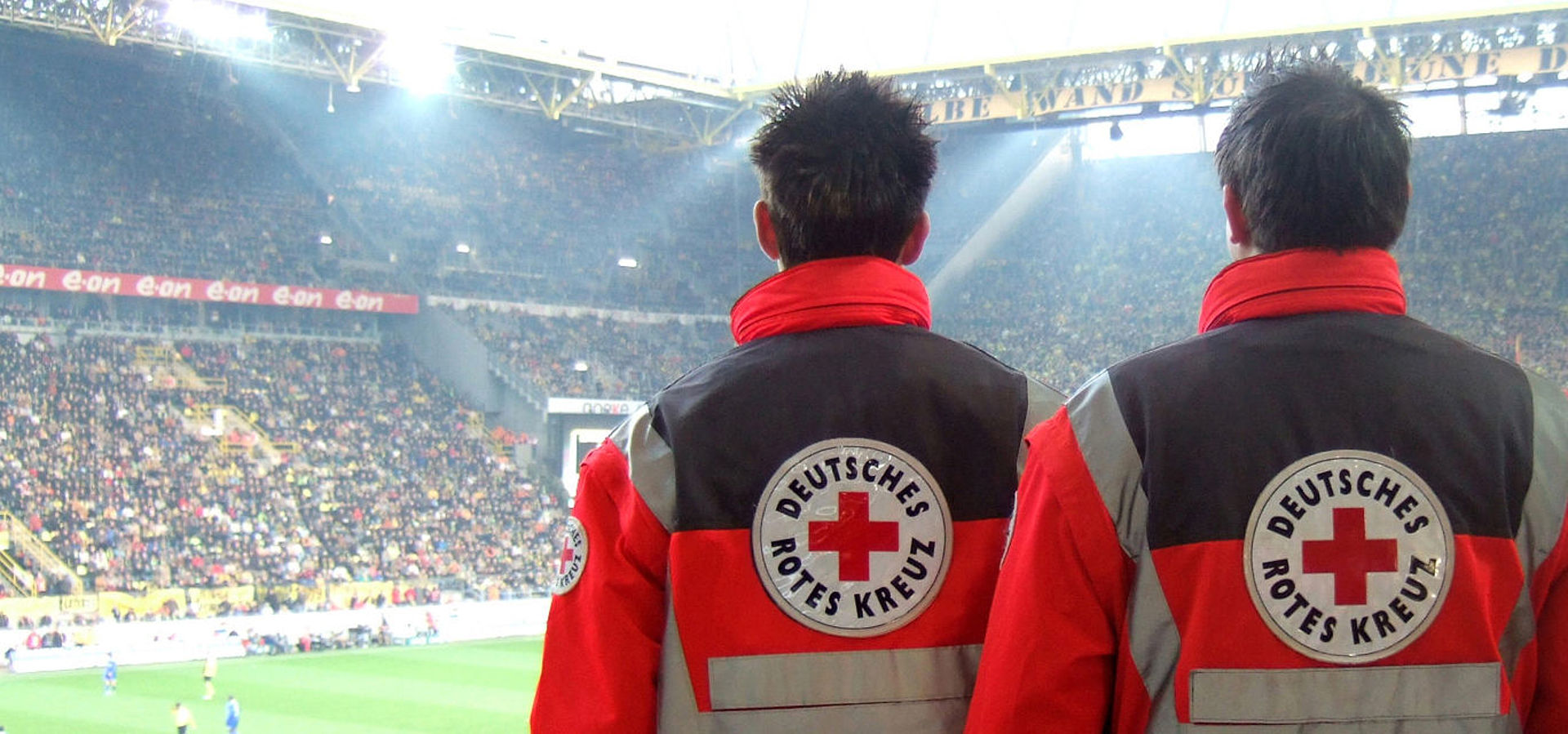 Zwei Einsatzkräfte beim Sanitätswachdienst