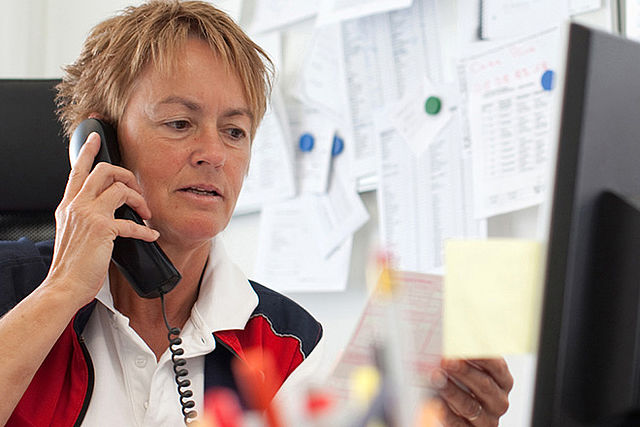 Eine Mitarbeiterin des DRK telefoniert