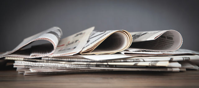 Zeitungen liegen aufeinander
