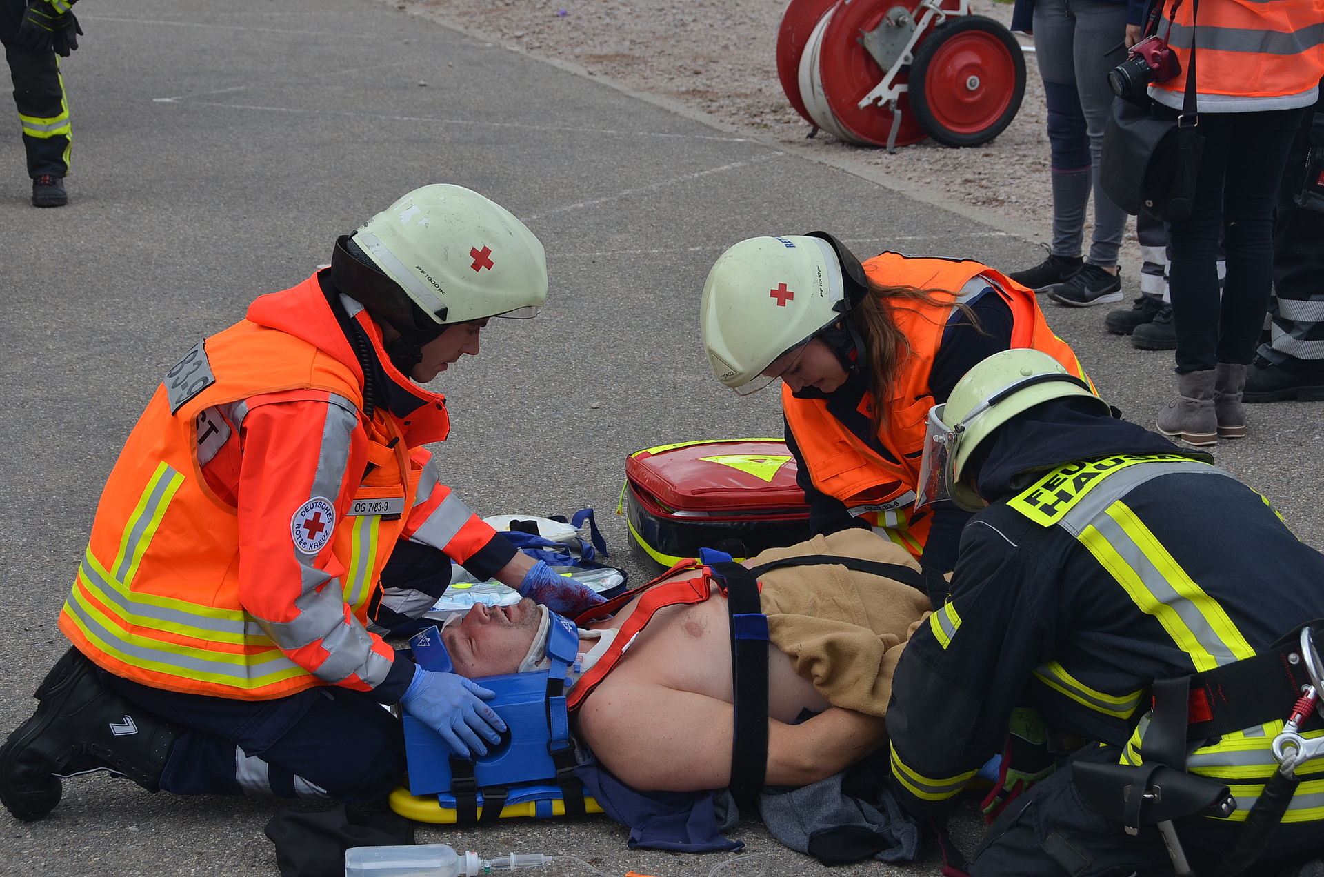 Einsatzeinheiten Einsatzkräfte üben einen Verkehrsunfall