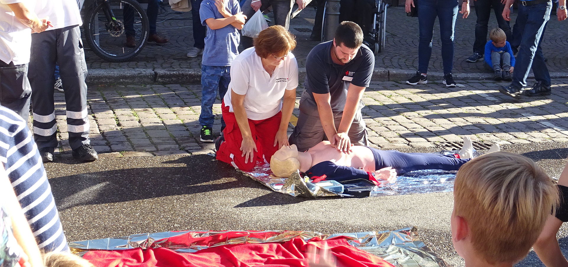Bei einem Fest werden die Tätigkeiten des DRK vorgestellt