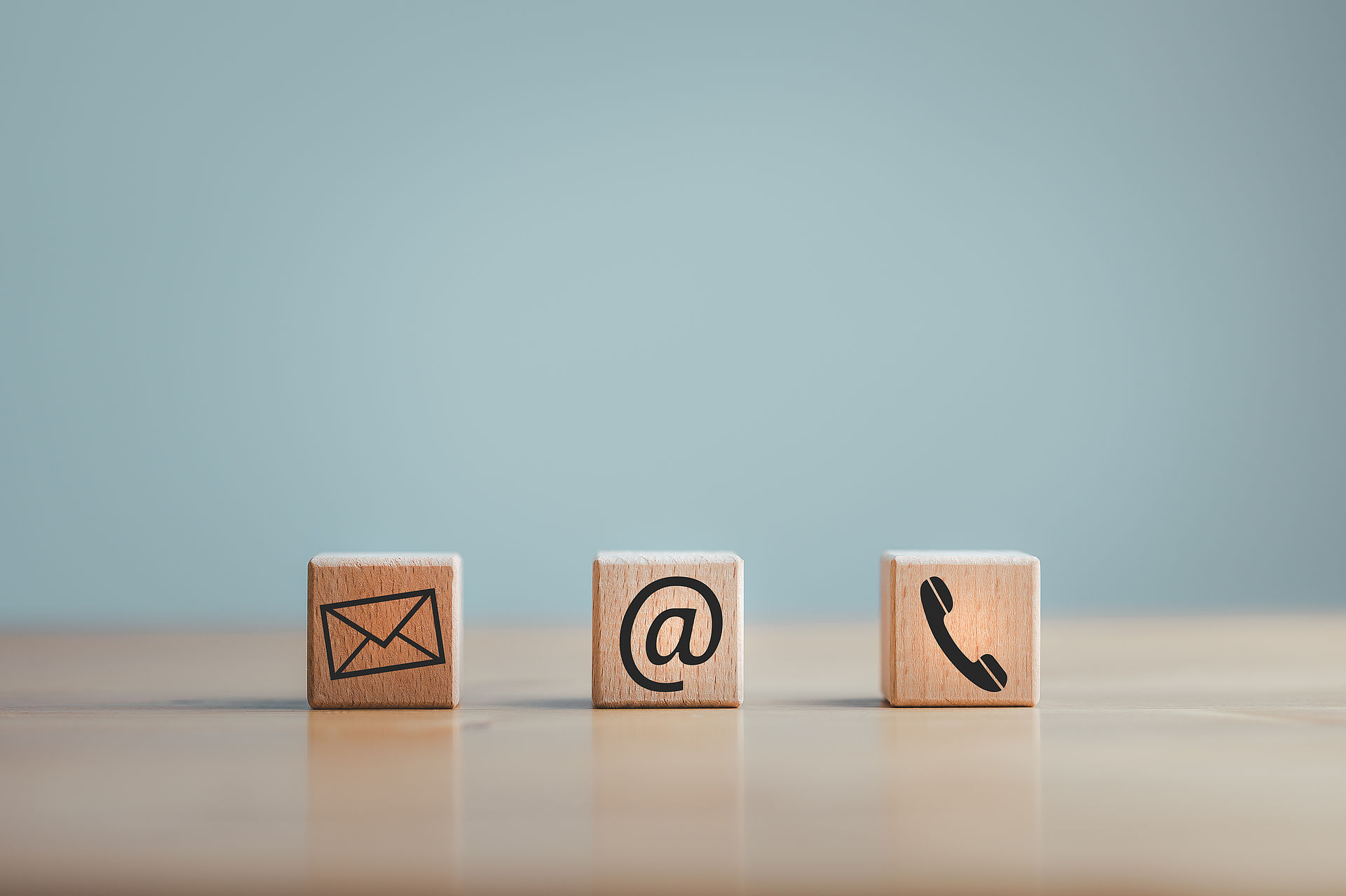 Zeichen für Email, Telefon und Brief