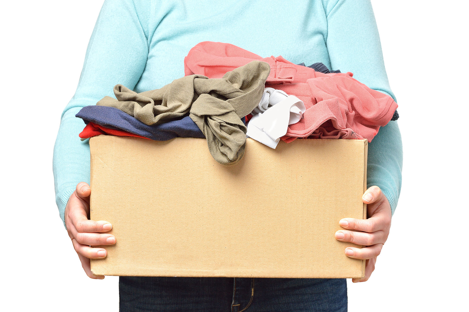 Mann trägt Kiste mit Kleidung darin