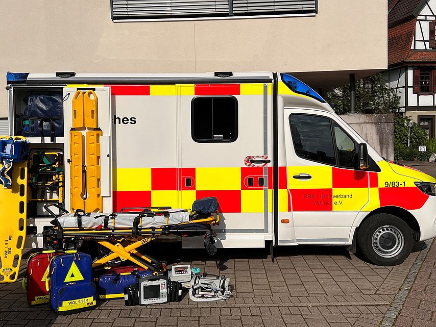 Hier ist ein RTW zu sehen mit Trage und Ausstattung