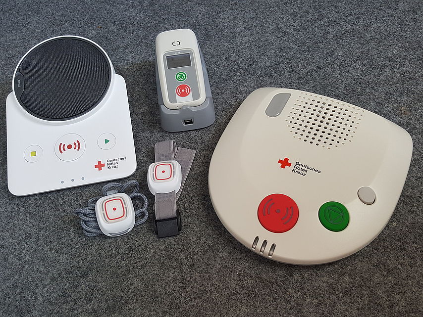 Verschiedene Hausnotrufgeräte und Zubehör