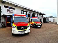 Krankentransportfahrzeuge vor der Rettungswache
