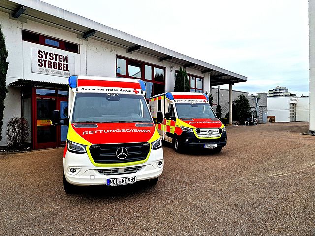 Krankentransportfahrzeuge vor der Rettungswache